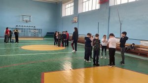 Урок физической культуры. Подвижная игра «К своим флажкам». Класс 4А