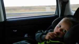 Малыш танцует в машине