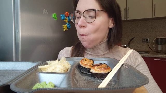МУКБАНГ роллы / Фила / Дом суши и пиццы Старый Петергоф смотреть онлайн