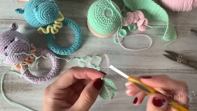 Вяжем погремушку бегемота крючком.