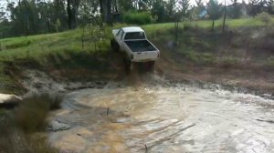 1985 SR5 Xtracab Toyota Hilux Destroys Dam like its a puddle, 35's 5in lift 4y motor