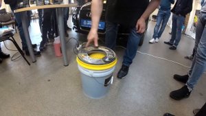 Быстрая очистка полировального круга от пасты в специальном ведре