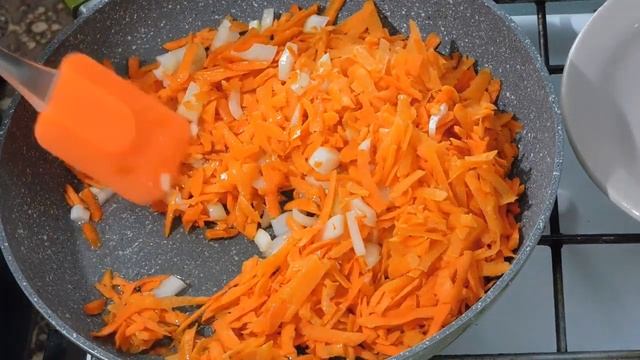 Скумбрия в духовке "под шубой" из моркови и лука. Быстро и вкусно!