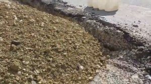 В Крыму глиной с камнями укрепляют дороги.