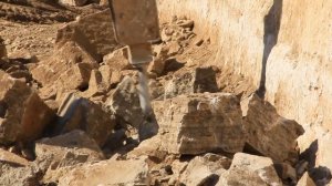 Добыча и производство щебня на карьере, дробилка известняка