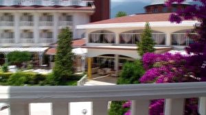 Развлекают туристов в Турции.