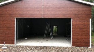 Гараж из сэндвич панелей в Иваново. Один из этапов строительства - проверка работы секционных ворот