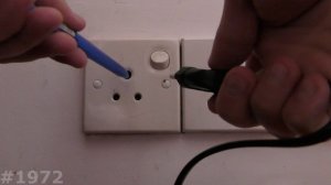 Как вставить вилку в розетку