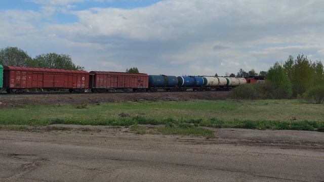 Железная дорога. Тепловоз ТЭМ14-0060 с грузовым поездом. смотреть онлайн