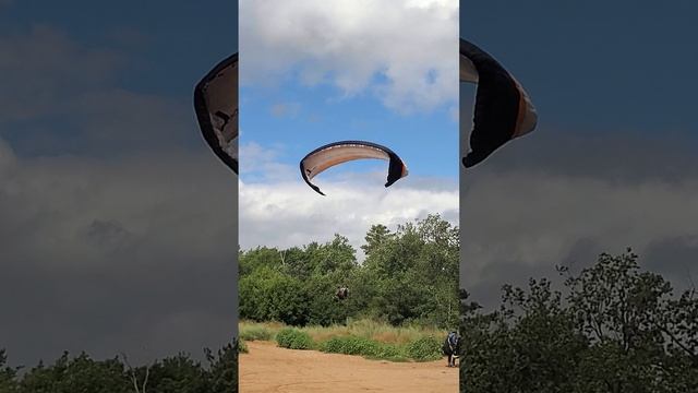 Заход параплана на посадку при сильном ветре.