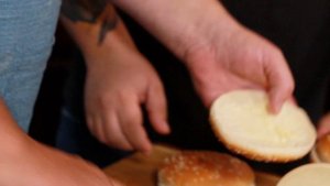 Серж Маркович угощает бургером с капустой!