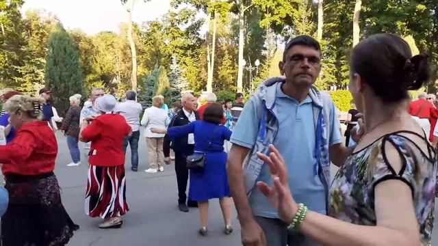 Я ЖЕНЩИНА, ДАРИТЕ МНЕ ЦВЕТЫ!???/ТАНЦЫ В ПАРКЕ ГОРЬКОГО ХАРЬКОВ СЕНТЯБРЬ 2021 смотреть онлайн