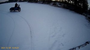 ( ЧАСТЬ 2) По льду на мотоциклах, Треснул лед!