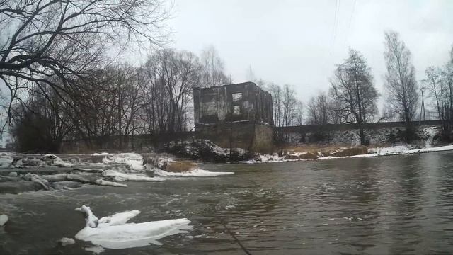 Старая ГЭС на реке Киржач под Киржачом. Любимое место байдарочников... смотреть онлайн