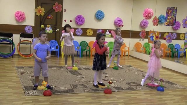 праздник 8 марта. детский танец пчелок. открытый урок. старшая группа. Веселая музыка. дети 4-5 лет смотреть онлайн