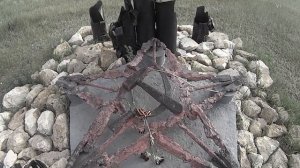 Россошки. Памятник из искарёженого металла и осколков.