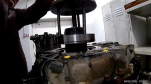 как снять подшипник с вала с помощью самодельного сьемнка .