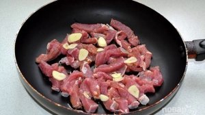 Салат с говядиной и яичными блинчиками