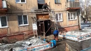 Демонтаж предподъездного козырька в пятиэтажке.