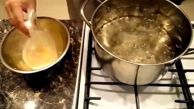 Яйца без скорлупы. Как сварить много яиц для салата быстро и просто! Лайфхак. смотреть онлайн