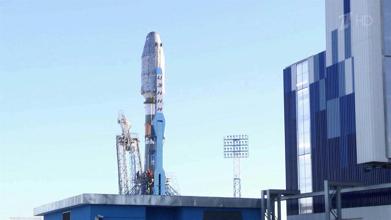 Ракета-носитель "Союз" установлена на старте космодрома "Восточный"