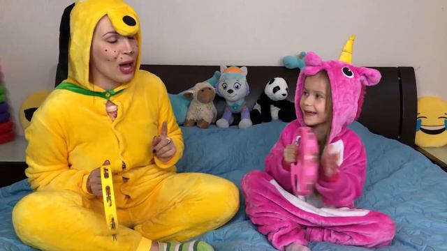 Лика и мама играют на музыкальных инструментах и учат цвета смотреть онлайн