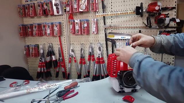 Как заменить и продуть свечу на 4-тактной бензокосе Красная Звезда ВС34. смотреть онлайн