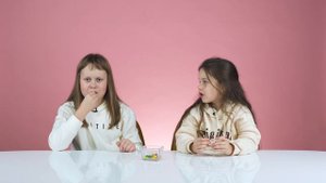 Дети ПРОБУЮТ СТРАННЫЕ Сладости | Люди пробуют