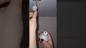 Как поменять лампочку в потолочном светильнике? #папаучит