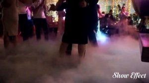 Первый свадебный танец с тяжелым дымом и мыльными пузырями