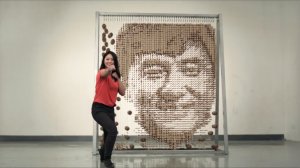 Китаянка Хонг Ю сделала портрет Джеки Чана из палочек для еды