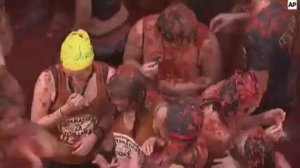 Raw: Raucous Celebration of Tomatoes in Spain