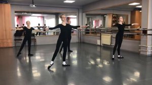 Классический танец battement tendu на середине зала