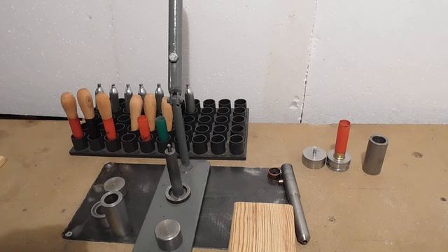 Развальцовка дульца гильзы, обжим головки гильзы, коррекция капсюльного гнезда. смотреть онлайн
