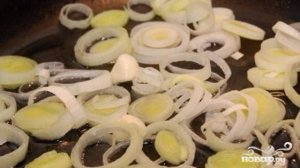 Омлет с луком пореем