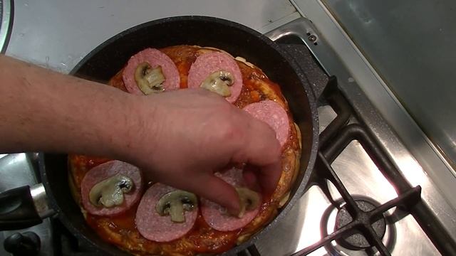 БЫСТРО ПИЦЦА.Приготовим за 10 минут.Быстрый рецепт пиццы на сковороде.Просто и вкусно как никогда)) смотреть онлайн