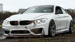 Упакованный БМВ M4 GTS с небольшим количеством дыма