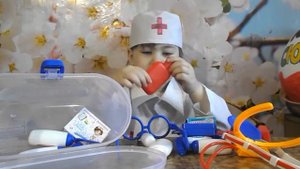 Вика открывает набор доктора, играет в настоящего доктора