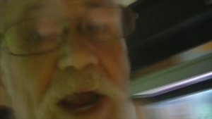 ЗЛОЙ ДЕД душит змею