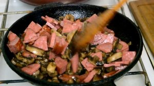 Шампиньоны запеченные с колбасой и сыром