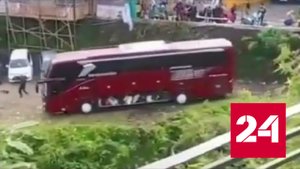 Автобус с пассажирами упал с обрыва, пострадали 30 человек - Россия 24