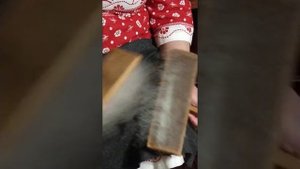 Чесание овечьей шерсти ручными чёсками. Прядение на старинной русской деревянной самопрялке.