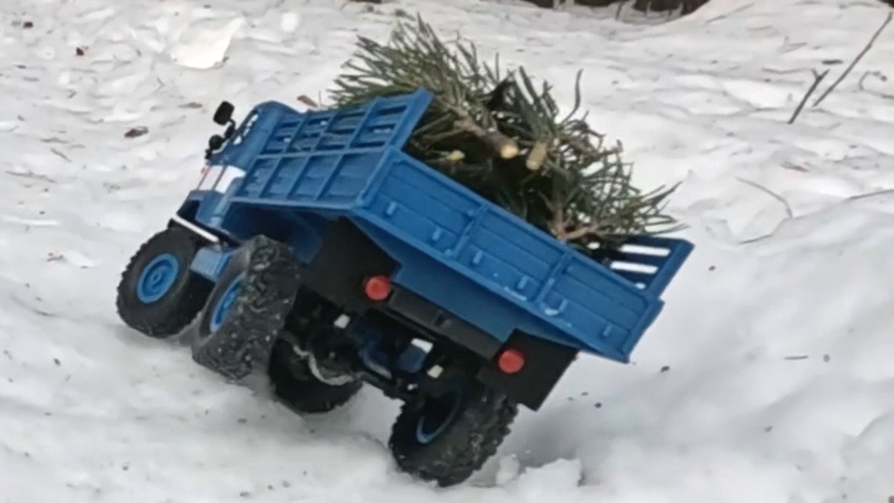 В зимнем лесу перевернулась ШИШИГА с новогодними ёлками!) Радиоуправляемая модель WPL Газ 66. смотреть онлайн