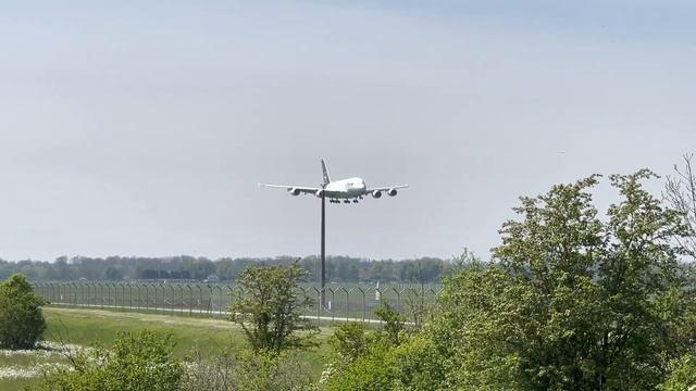 Lufthansa A380 D-AIMK approaching Munich Airport MUC смотреть онлайн