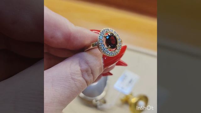Кольцо с гранатом и бриллиантами. Золото 585. 3.74гр. р.18.5. 35000