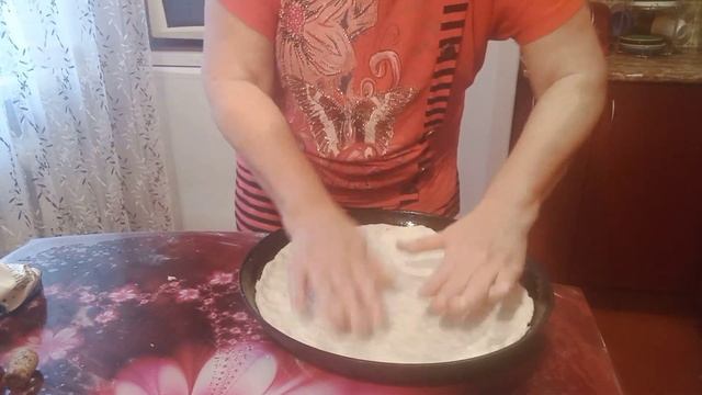 Сочная пицца со свежими помидорами и колбасой