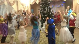 Елка, ждали мы тебя так долго (вход на Новогодний праздник)