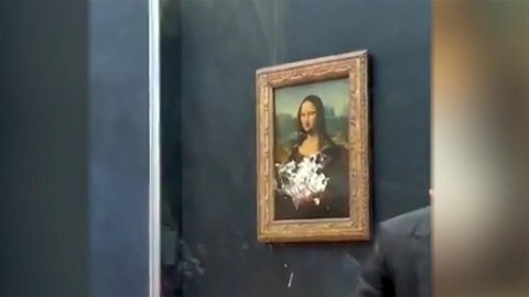 В Лувре мужчина на инвалидной коляске бросил торт в картину Леонардо да Винчи "Мона Лиза"