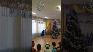 Выход Снегурочки на новогоднем утреннике в детском саду
