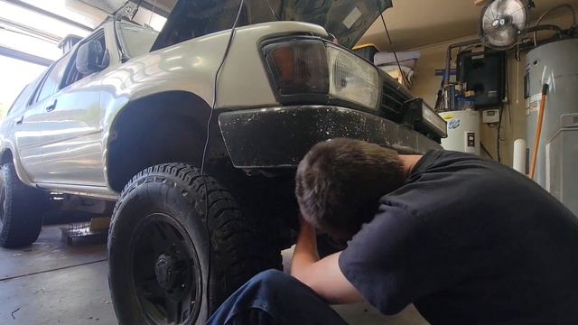 95 4Runner Idler Arm replacement смотреть онлайн